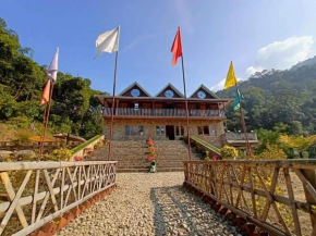 5BR Private Offbeat Unique Eco-Friendly Cabin with Pool Near Darjeeling by a Riverside